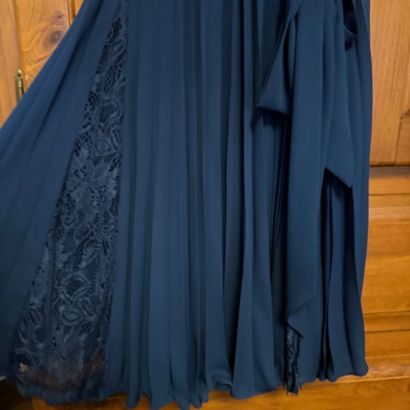 Mid length chiffon dress and matching sandals - Picture 3 of 9